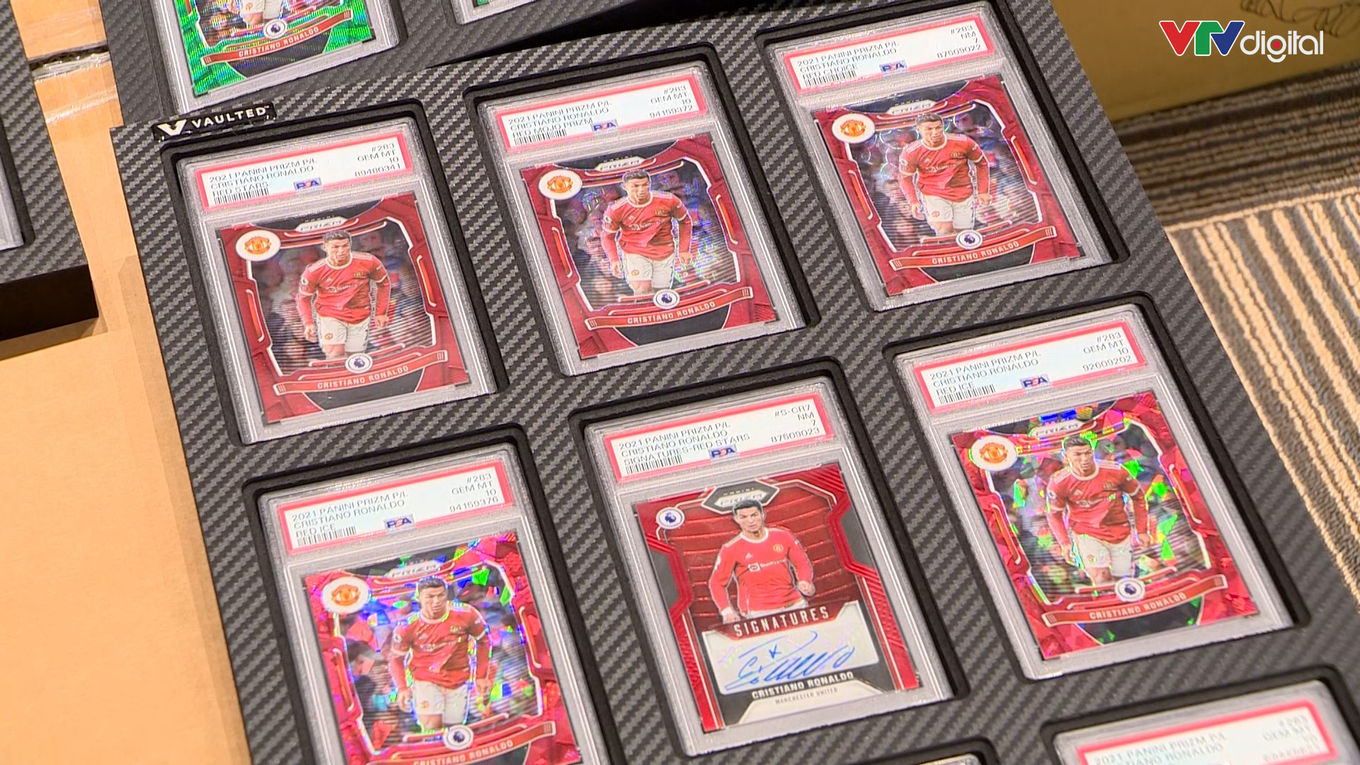 Một “kho báu” bên trong trụ sở Xôi Lạc TV được lồng khung, đóng kính cẩn thận