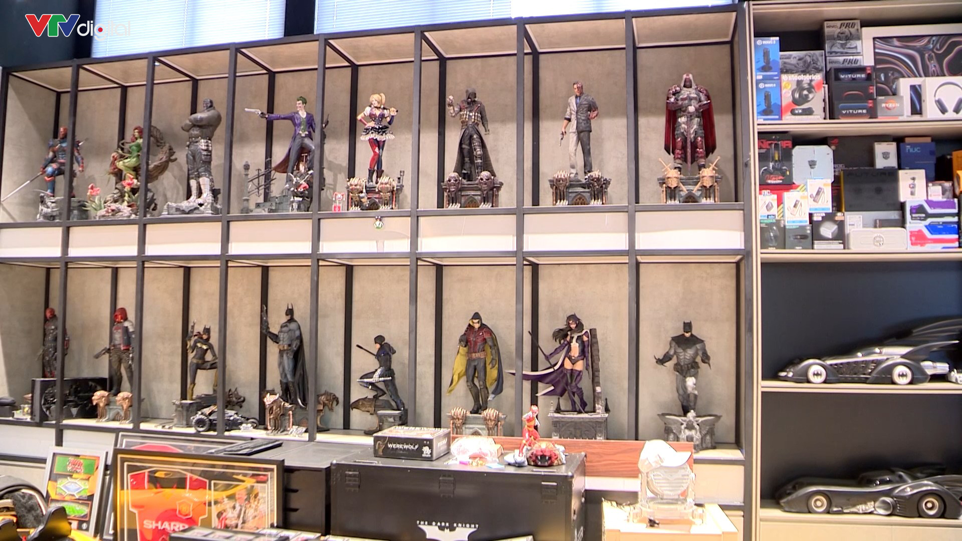 Một “kho báu” bên trong trụ sở Xôi Lạc TV được lồng khung, đóng kính cẩn thận