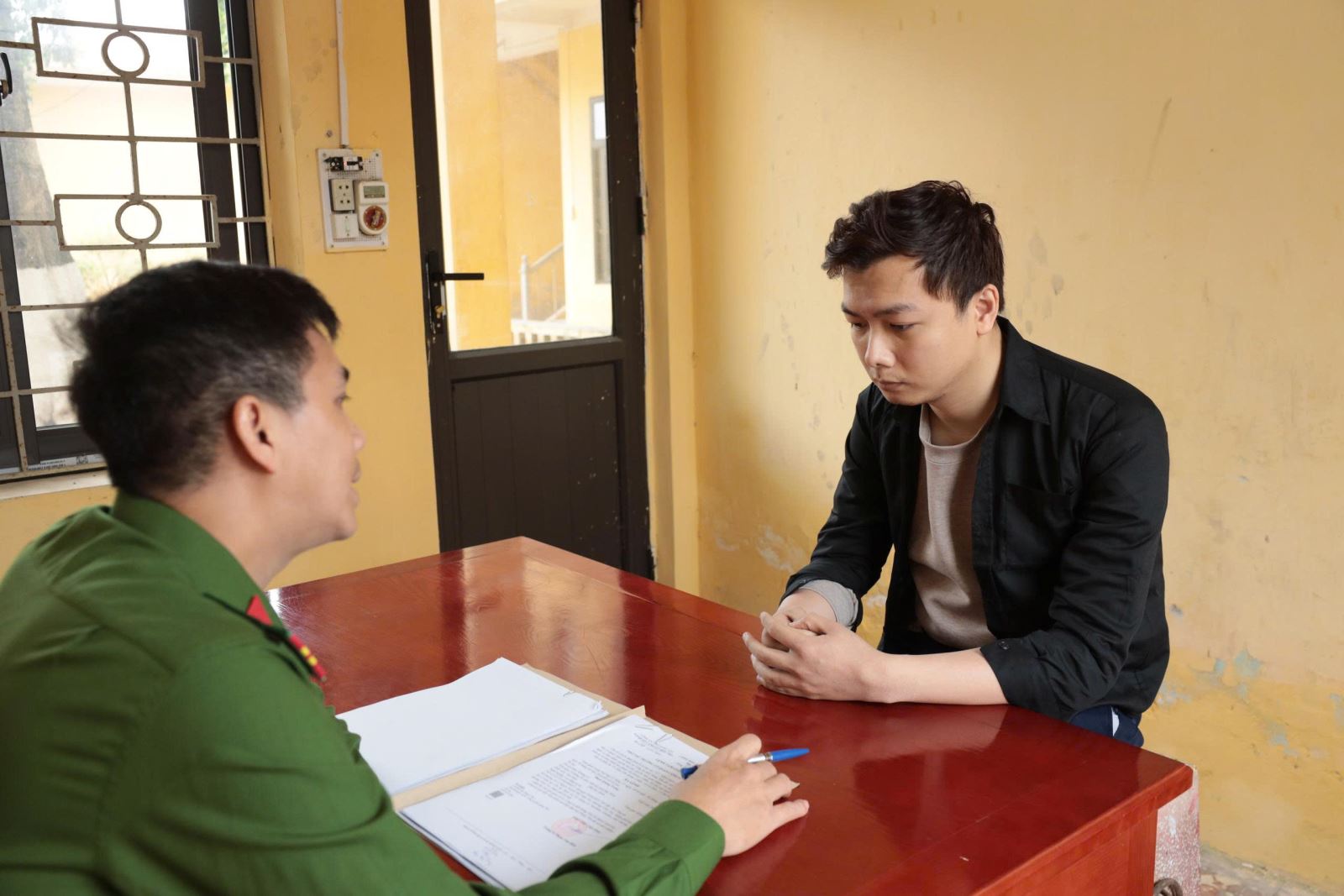 Một “kho báu” bên trong trụ sở Xôi Lạc TV được lồng khung, đóng kính cẩn thận