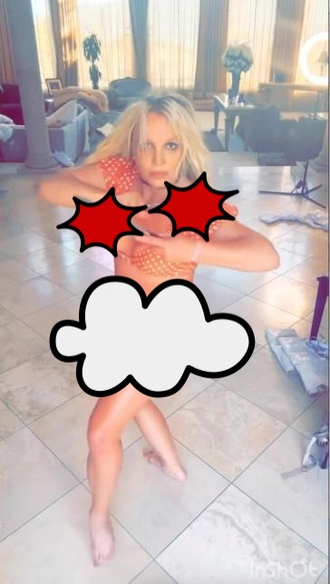 Britney Spears ăn mặc hở hang và còn khiến công chúng hoang mang, lo sợ khi đăng video nhảy múa điên cuồng với dao. Ảnh: Page Six.