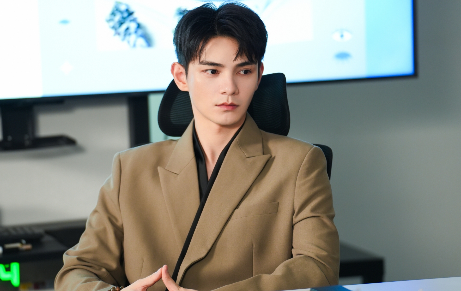 Hà Sưởng Hy bị chụp ảnh hẹn hò với nam diễn viên Tô Dật Dương. Bên cạnh đó, có thông tin anh sẽ tham gia đóng phim đam mỹ