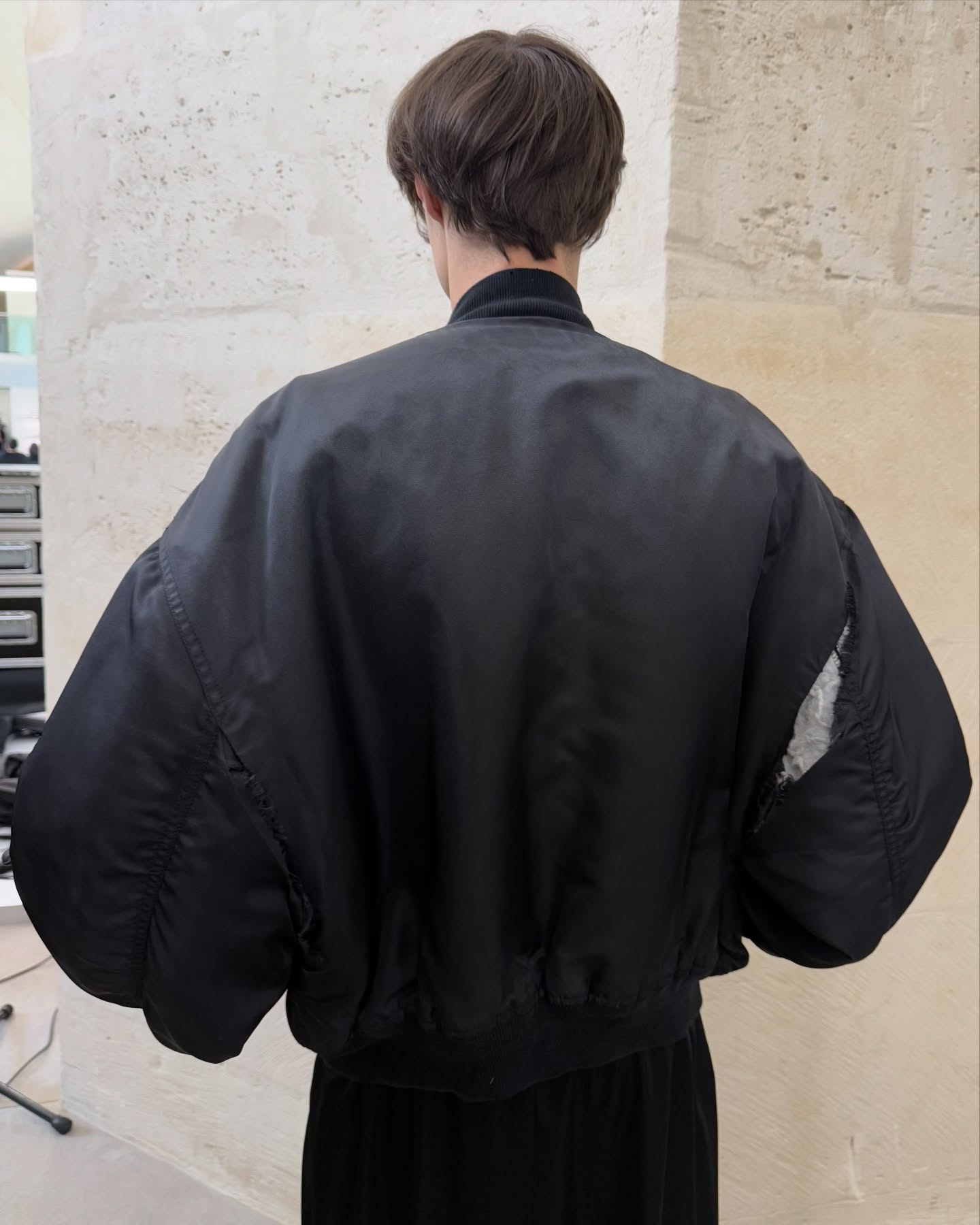 Một nam thần gây chú ý khi diện áo nách rách nách ra phố, biết giá ai cũng ngạc nhiên