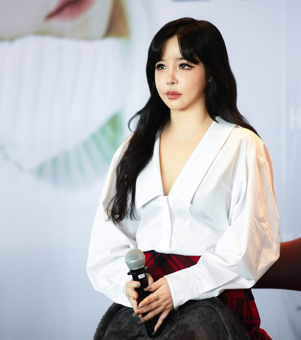 Khán giả lo ngại cho tình trạng của Park Bom. Ảnh: Instagram