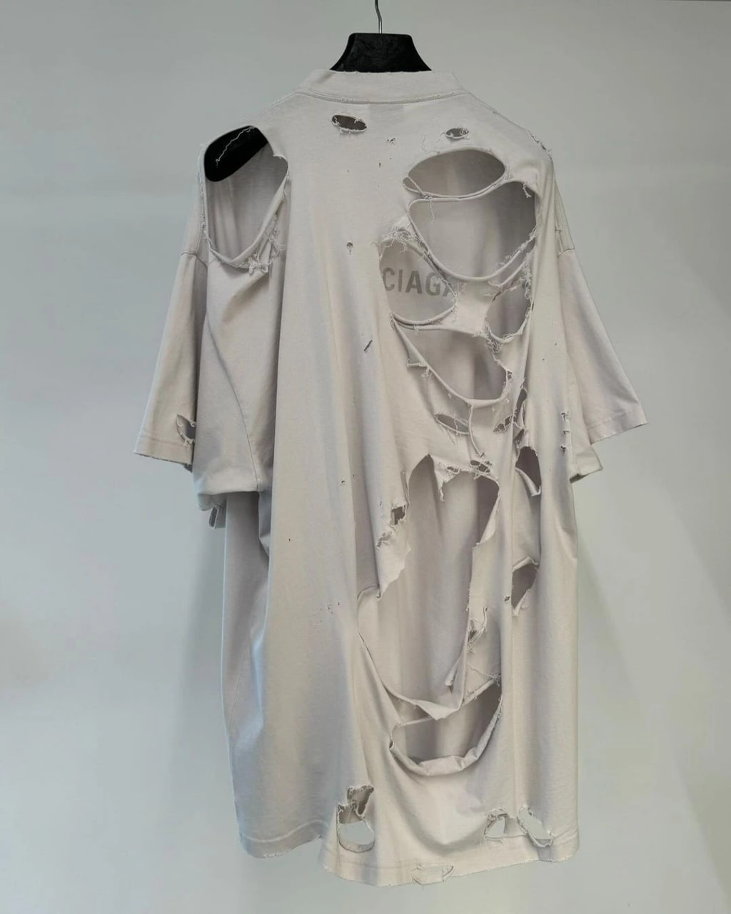 Một nam thần gây chú ý khi diện áo nách rách nách ra phố, biết giá ai cũng ngạc nhiên