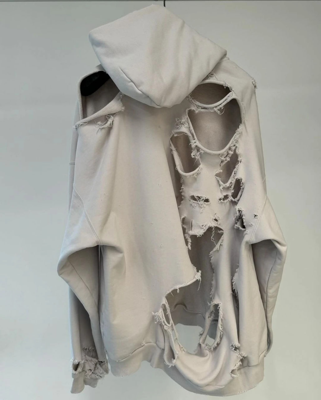 Những thiết kế T-shirt và hoodie không còn gì để rách hơn của Balenciga. (Ảnh: Instagram)