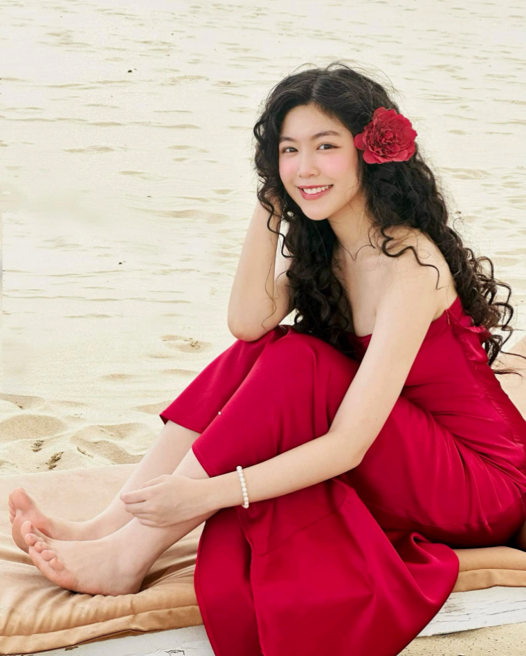 Lọ Lem không mặc bikini, ra biển vẫn là 