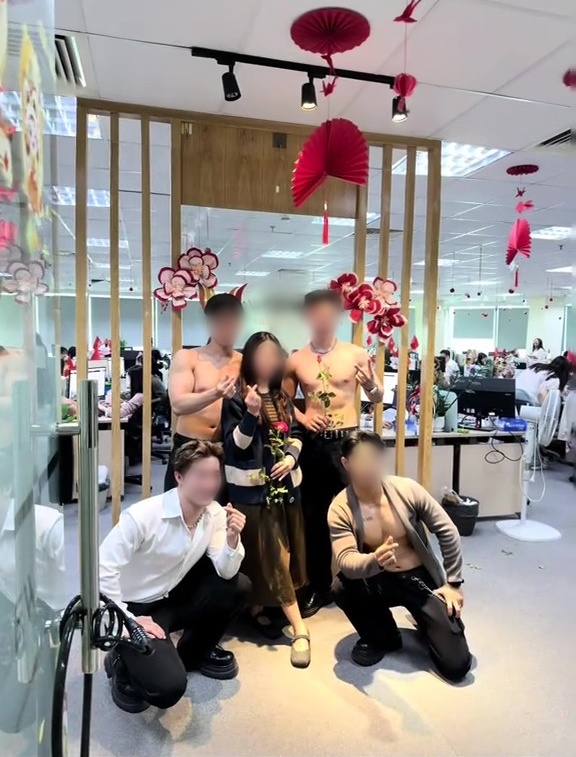 Một số nhân viên chụp ảnh cùng dàn trai đẹp 6 múi (Ảnh chụp màn hình/ @thinhwangg)