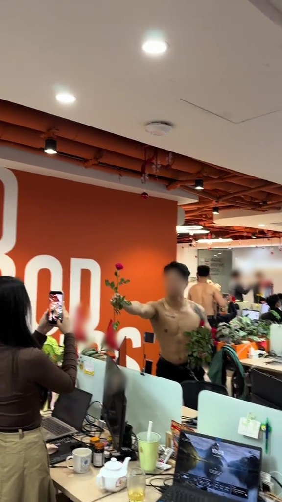 Công ty ở Hà Nội chi 12 triệu thuê 4 trai đẹp cởi trần đến tặng hoa nhân viên dịp 8/3: Phản ứng khi bị chê 
