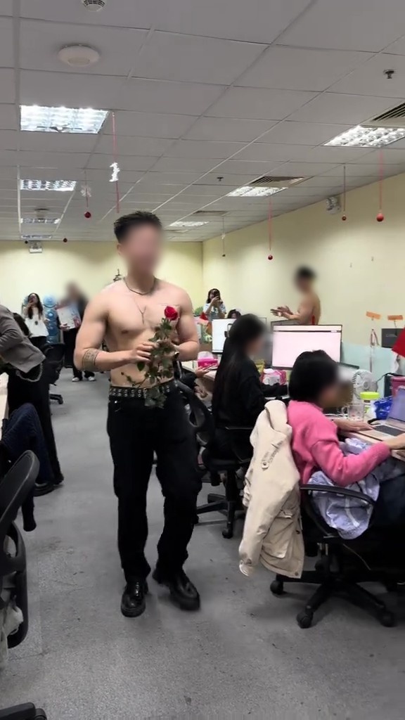 Công ty ở Hà Nội chi 12 triệu thuê 4 trai đẹp cởi trần đến tặng hoa nhân viên dịp 8/3: Phản ứng khi bị chê 