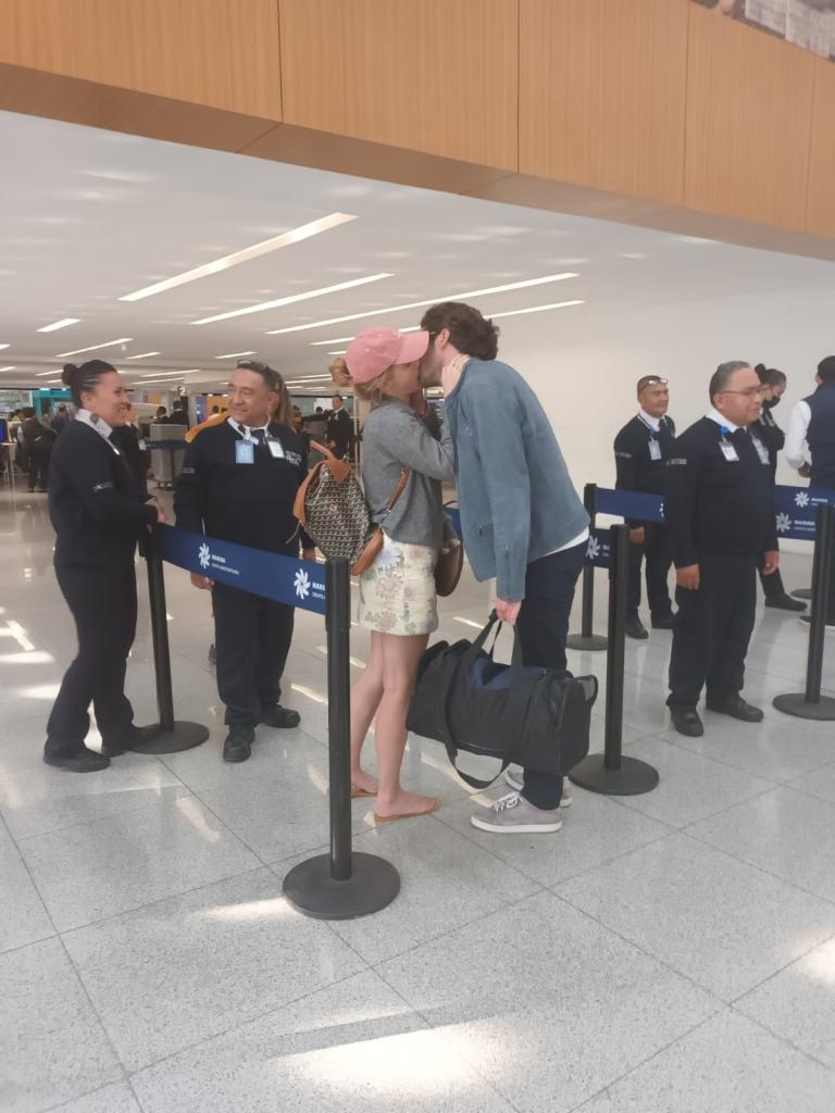 Nụ hôn nồng cháy này đã xác nhận chuyện tình cảm của họ. Ảnh: Page Six