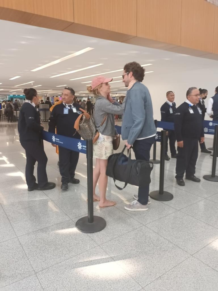 Cặp đôi được bắt gặp ở sân bay Mexico. Ảnh: Page Six