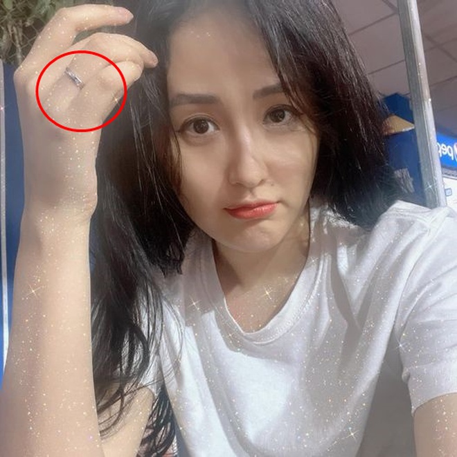 Mai Phương Thuý nhiều lần bị soi đã đeo nhẫn ở ngón áp út (ảnh: FBNV)