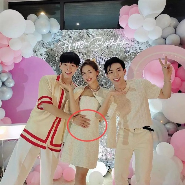 Cách Đức Phúc đặt tay lên bụng Hoà Minzy cũng từng gây bàn tán 