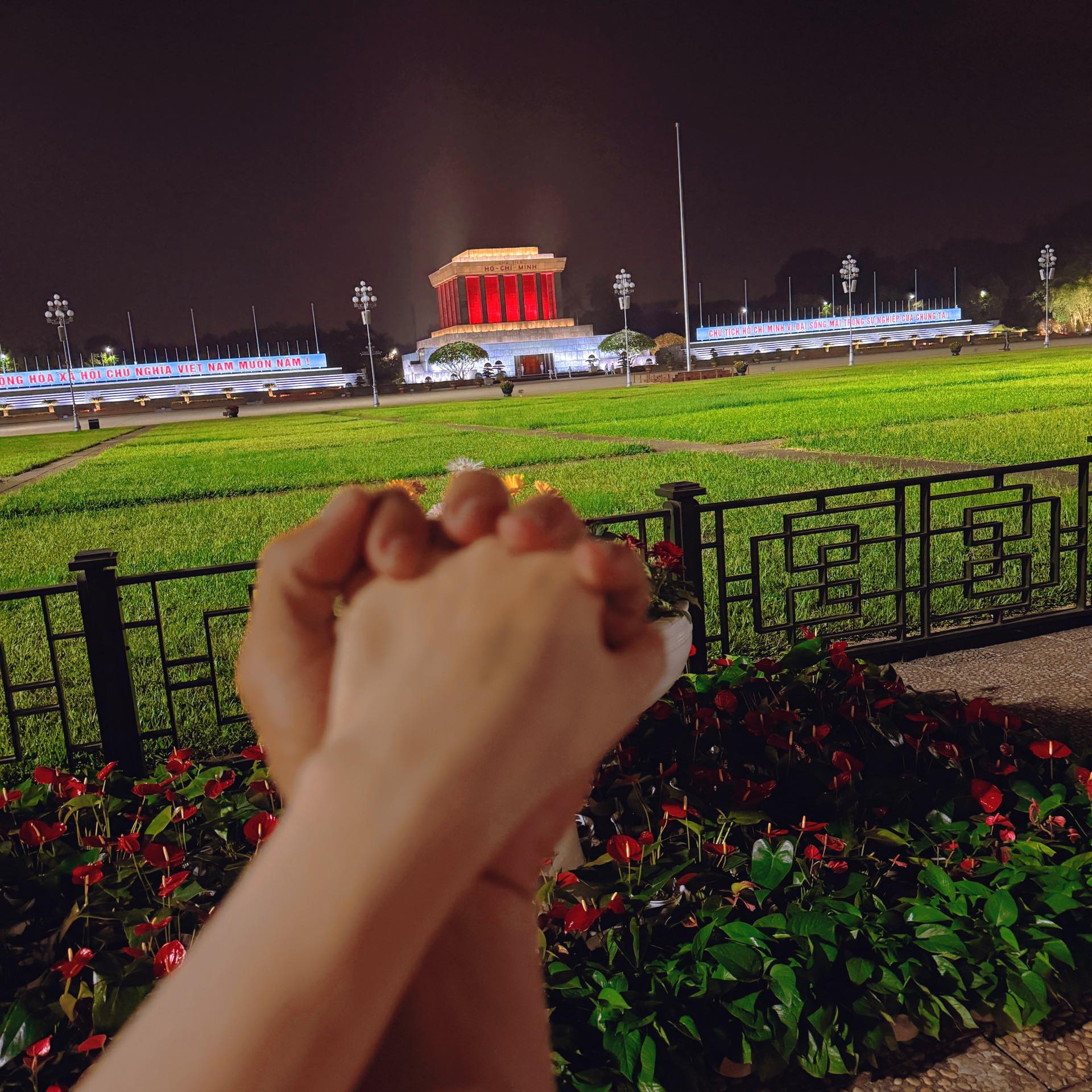 Thăng Cương từng đăng tải hình ảnh nắm tay tình cảm vào năm 2023. Cư dân mạng cho rằng đó là thời điểm cả hai hẹn hò. Ảnh: FBNV