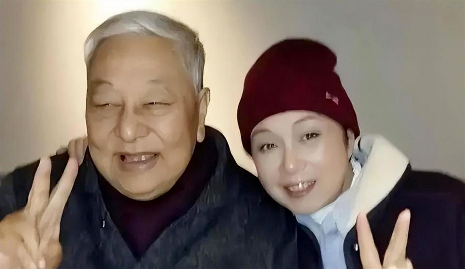 Nữ minh tinh quyết định không đặt nội khí quản để kéo dài sự sống cho chồng. Ảnh: Weibo