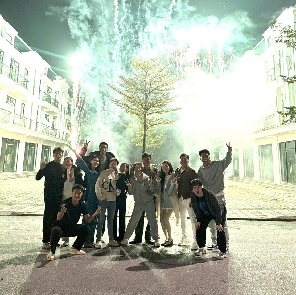 Văn Toàn và Văn Cương vui vẻ tụ họp, có thể thấy cả hai trông rất vui vẻ, thoải mái 