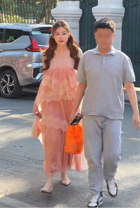 Xoài Non đọ sắc bạn gái HIEUTHUHAI: Chênh nhau đúng 1 tuổi, ai hơn ai đây?