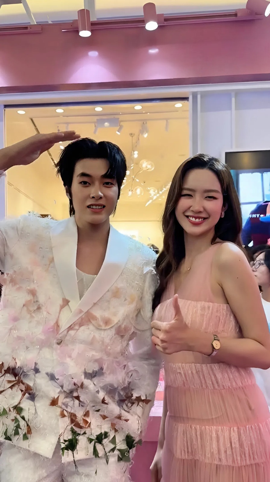 Khung hình của cặp đôi cao gần 2m - Vĩnh Đam và Bảo Ngọc (Ảnh chụp màn hình).