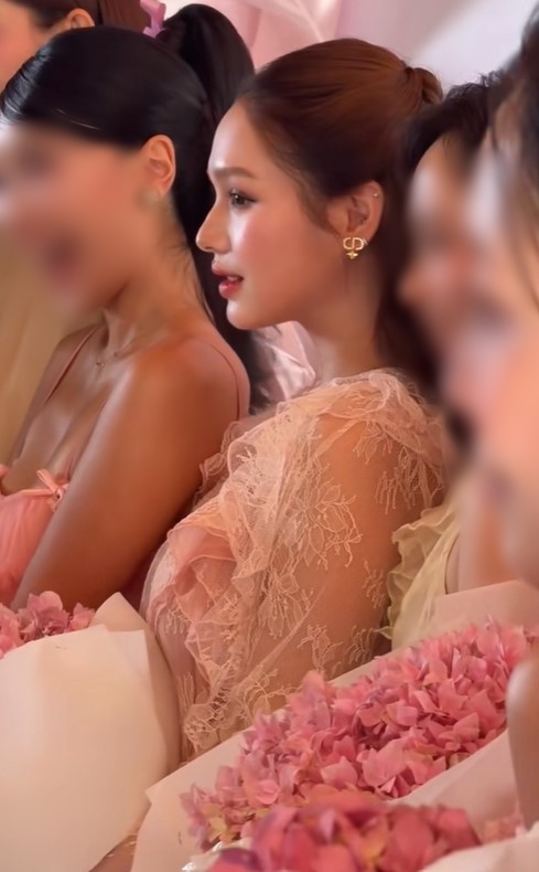 Xoài Non đọ sắc bạn gái HIEUTHUHAI: Chênh nhau đúng 1 tuổi, ai hơn ai đây?