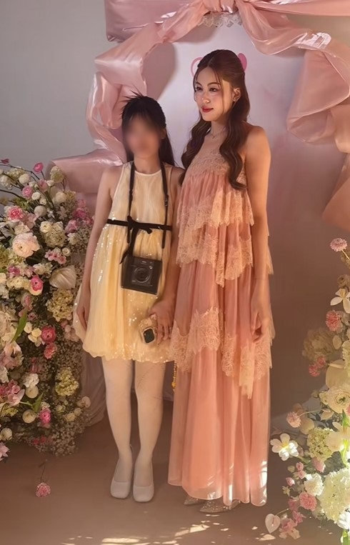 Xoài Non đọ sắc bạn gái HIEUTHUHAI: Chênh nhau đúng 1 tuổi, ai hơn ai đây?