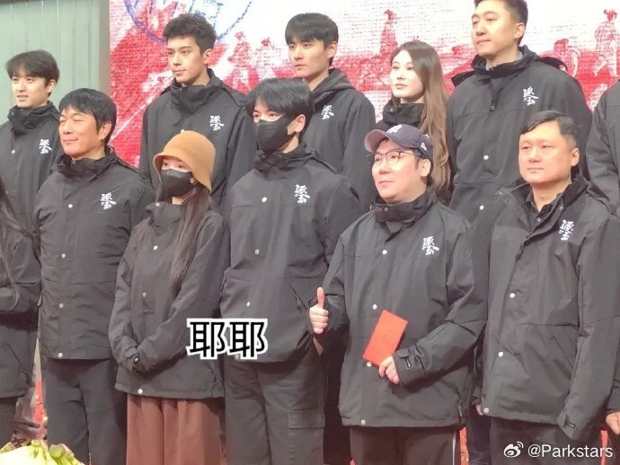 Khi khai máy, hai diễn viên không cởi khẩu trang không giao lưu. Khi đóng máy, họ cũng không có ảnh chụp chung