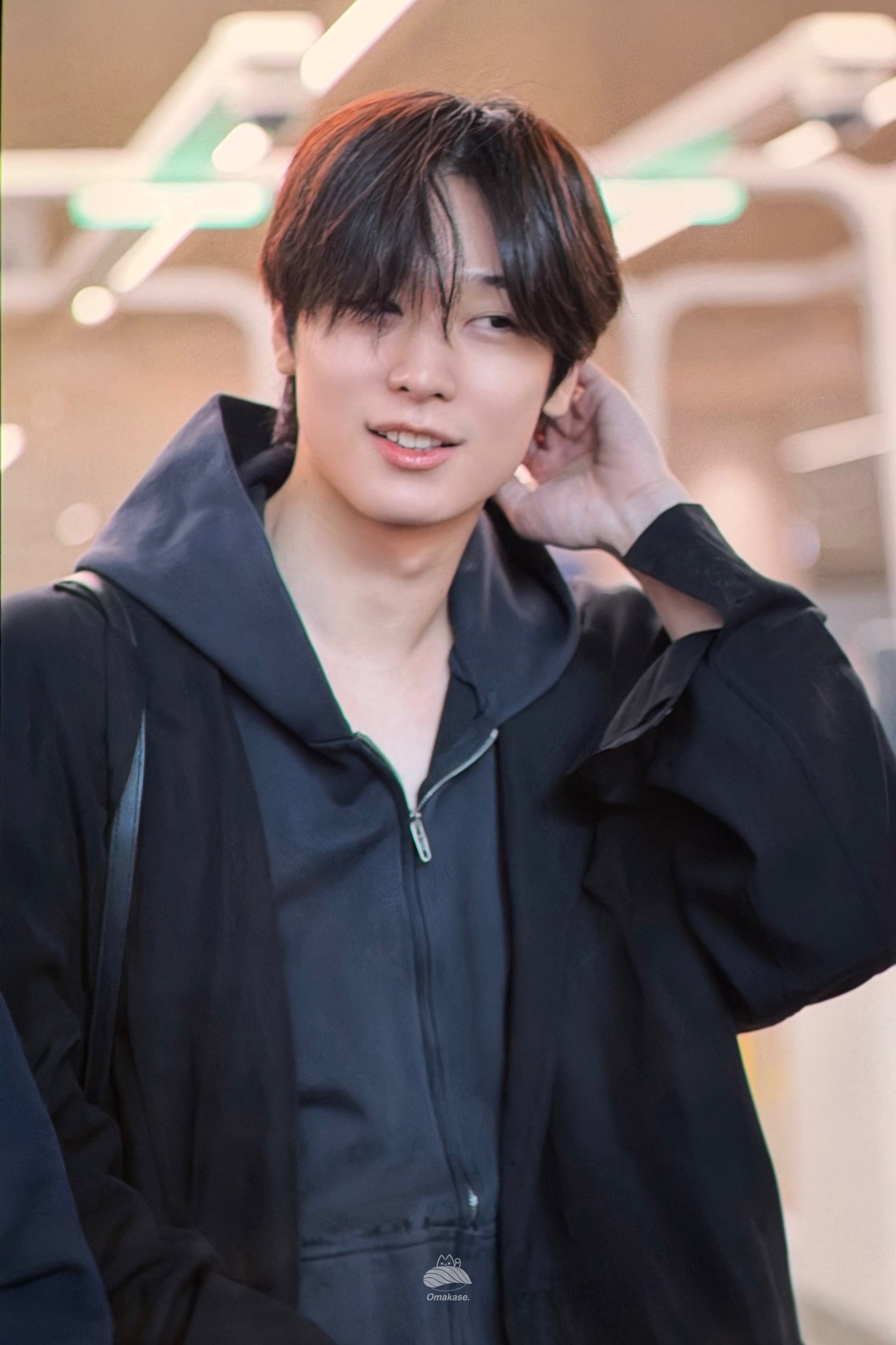 Juyeon đi 1 mình đến sân bay bằng taxi. Ảnh: X