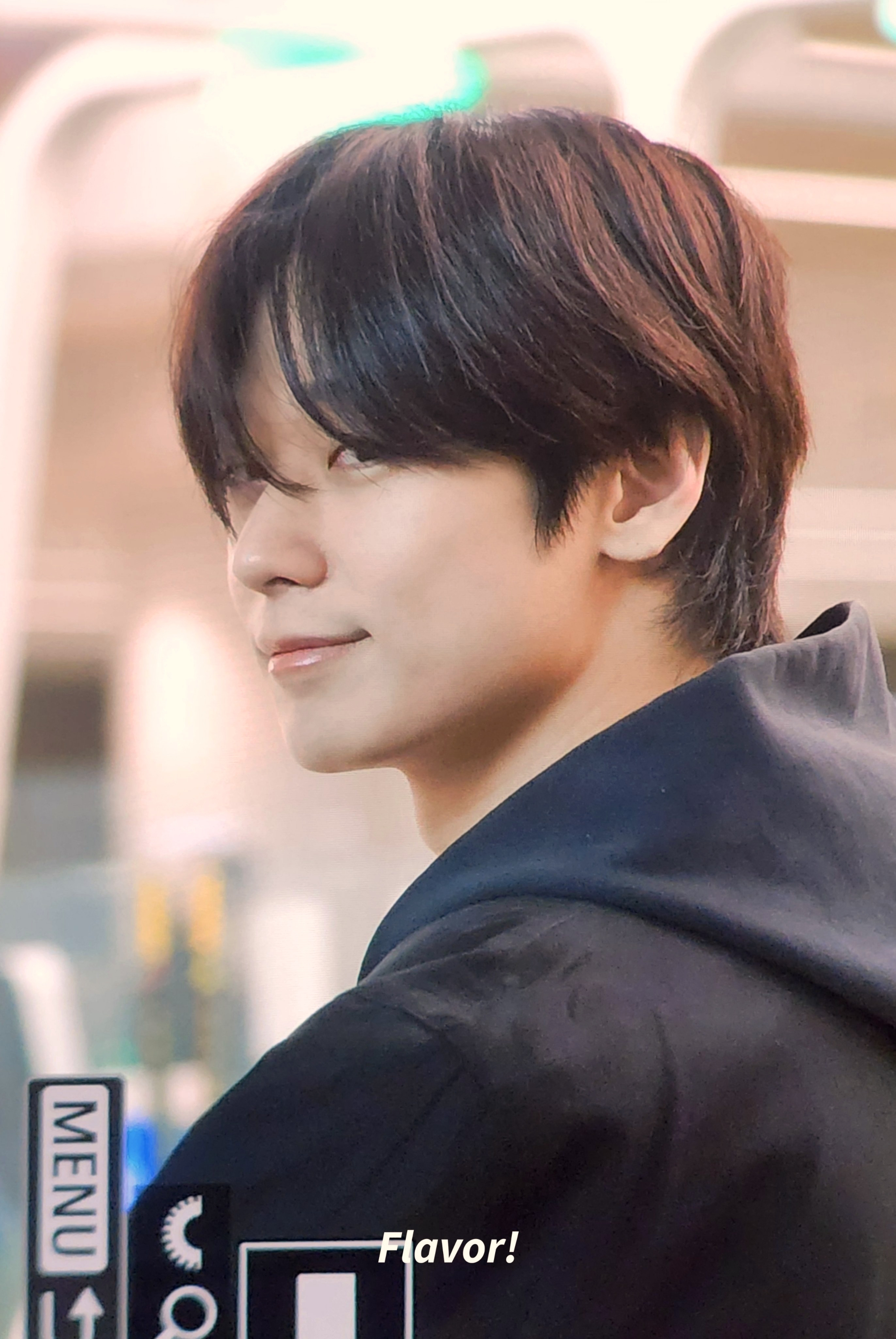 Hoàn toàn không có bất kỳ nhân viên nào đi theo hỗ trợ nam idol sinh năm 1998. Ảnh: X