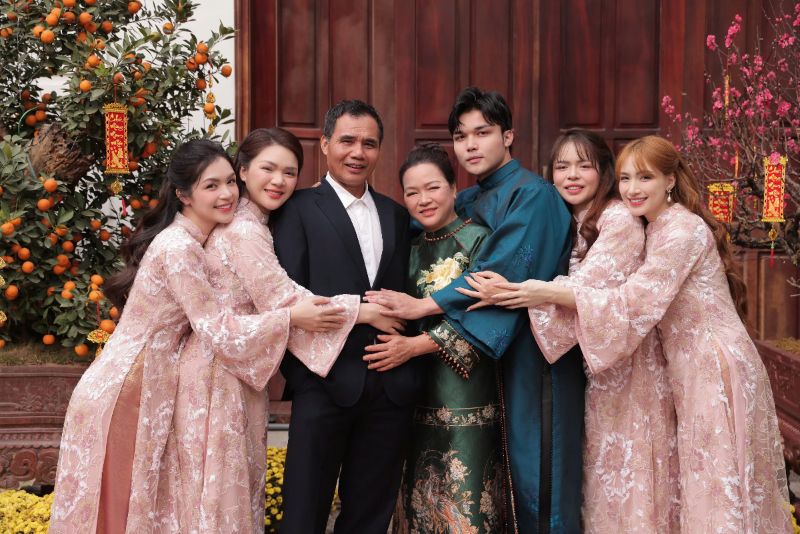 Gia đình cũng có động thái lên tiếng ủng hộ và chúc phúc cho Hòa Minzy. Ảnh: FBNV