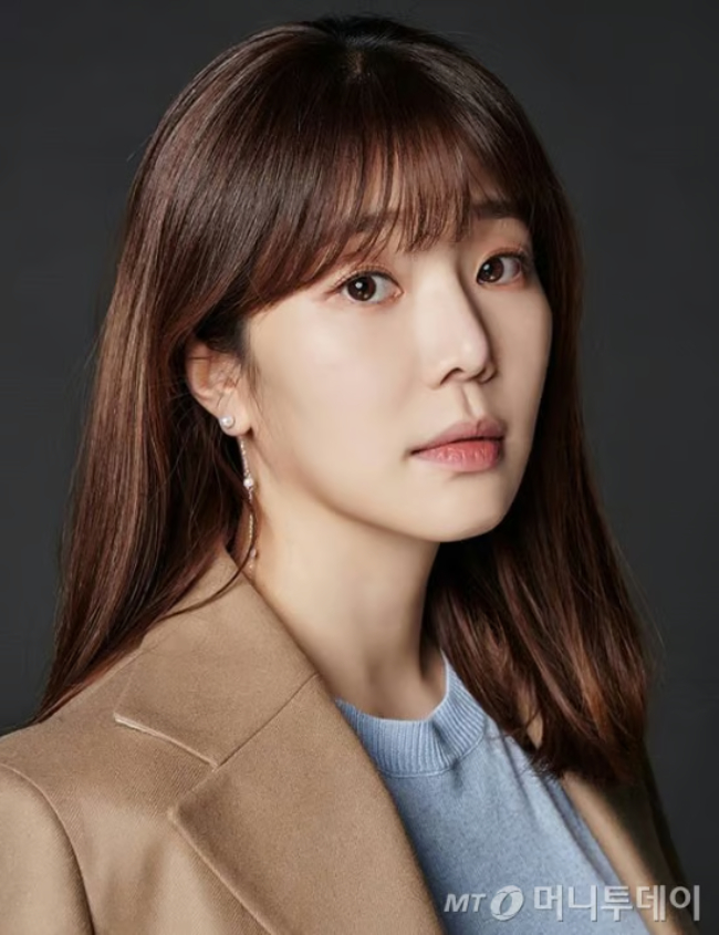 Lee Moon Jung được công chúng yêu mến qua nhiều bộ phim ăn khách của làn sóng Hallyu. Ảnh: Naver