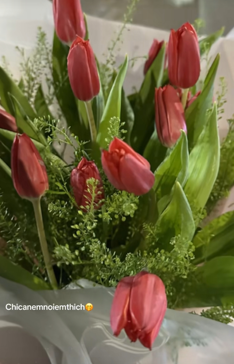 Bó hoa trong ngày hỏi cưới của Văn Cương - Hòa Minzy