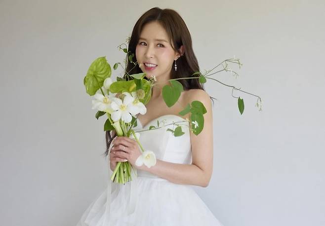 Mỹ nhân Gia Đình Là Số 1 thả dáng tại Việt Nam trước thềm đám cưới với “hồng hài nhi”