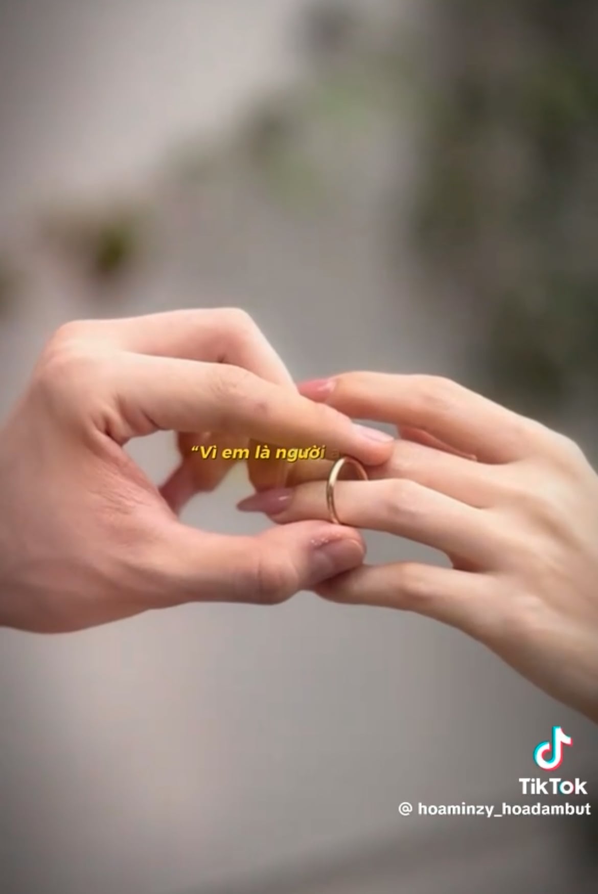 Nữ ca sĩ còn đeo nhẫn ở ngón áp út 