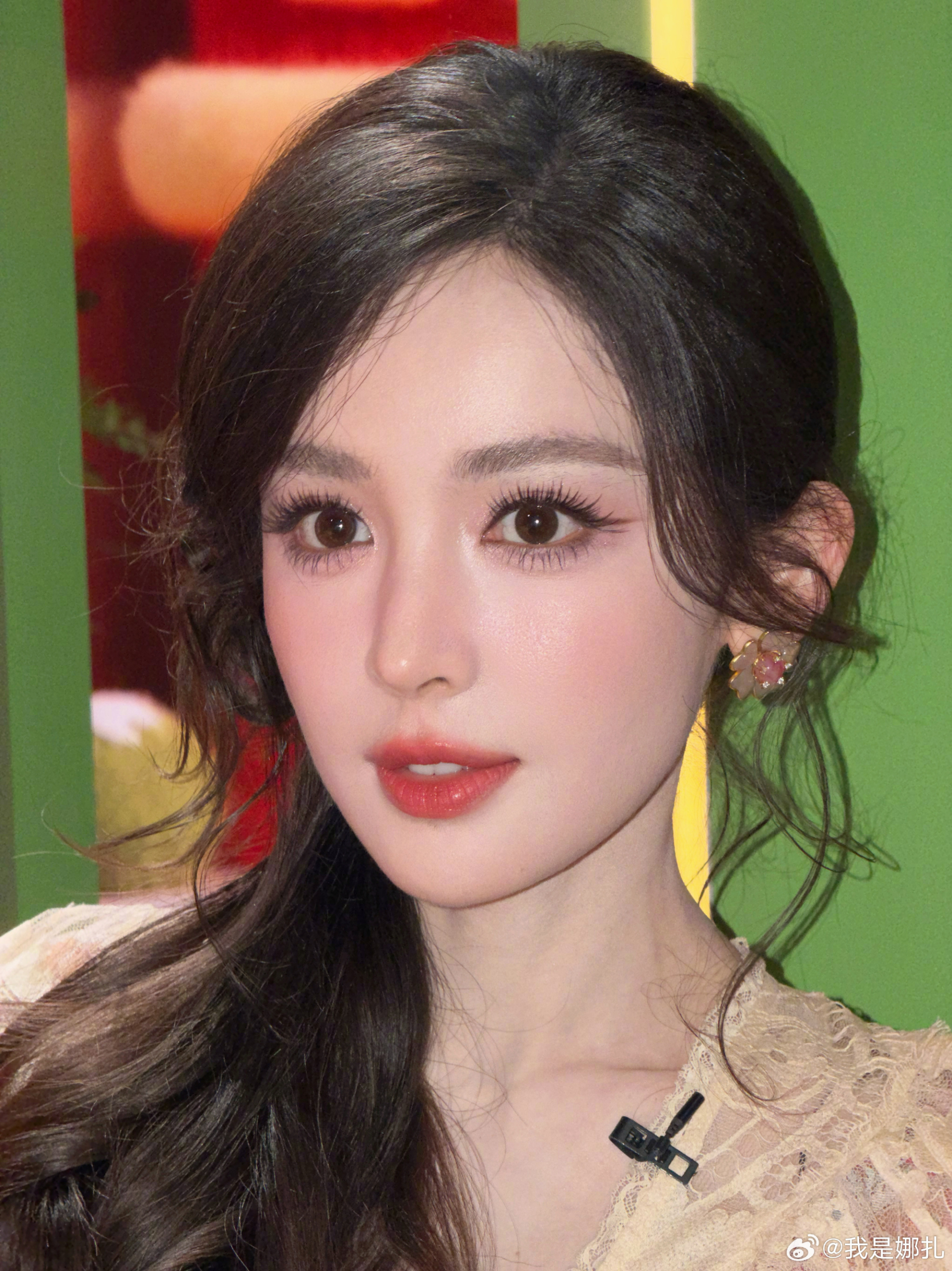 Cổ Lực Na Trát từng bị bạn trai cũ tung ảnh riêng tư, khiến danh tiếng của cô bị tổn hại nặng nề. Ảnh: Sina.