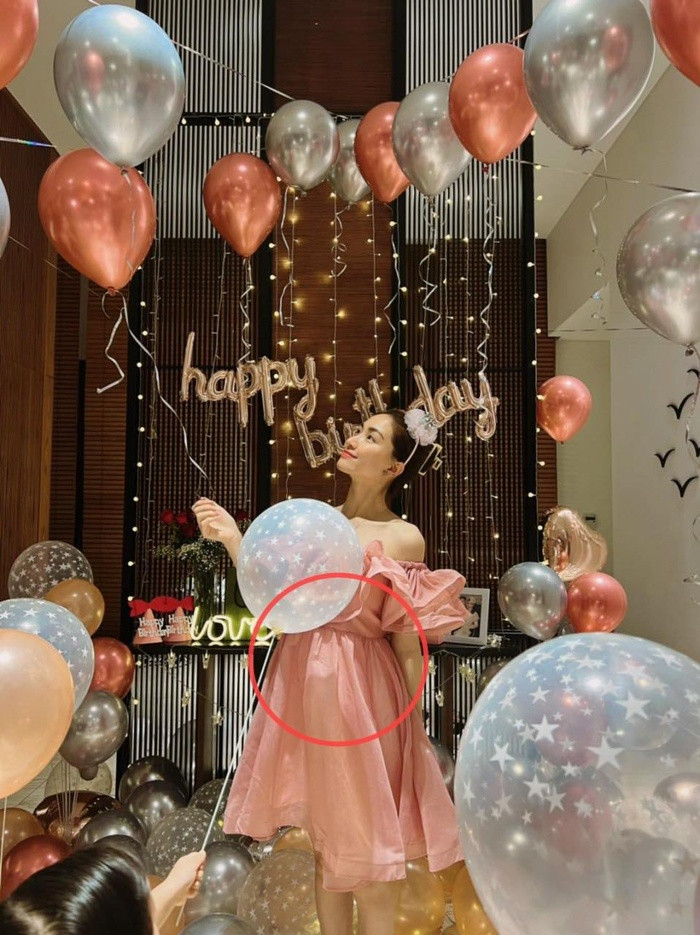 Hoà Minzy từng lộ vòng 2 lùm lùm, nghi vấn đây là lúc bầu em bé thứ 2 