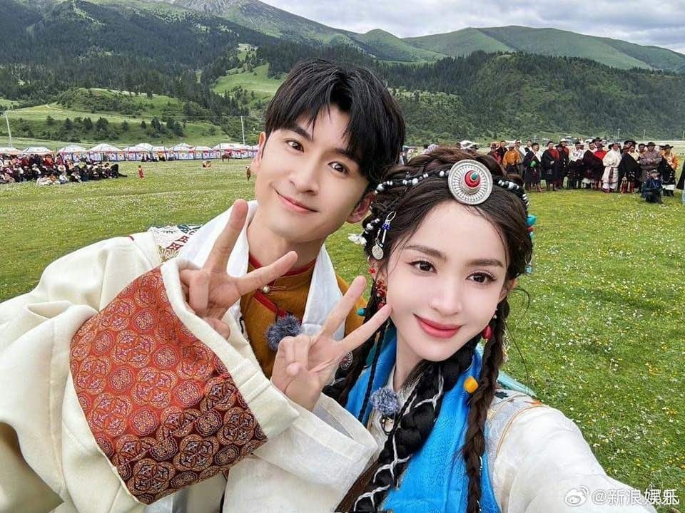 Blogger giải trí hàng đầu xứ Trung cho biết Cổ Lực Na Trát đã về nhà Trương Vân Long ra mắt. Tiết lộ này làm dấy lên nghi vấn cặp sao đã hàn gắn sau khoảng thời gian trục trặc. Ảnh: Sina. 