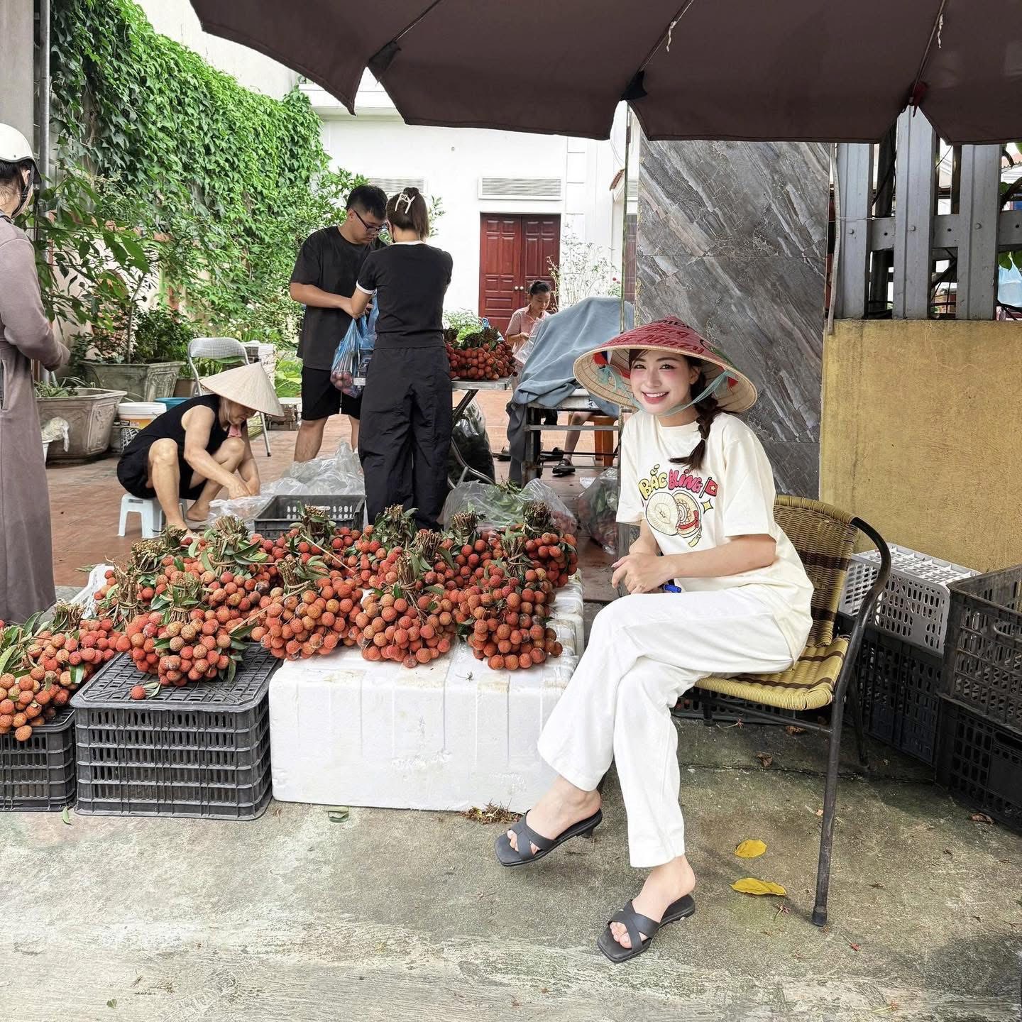 Sau khi Hoà Minzy công khai chồng, netizen mới nhấn ra hoá ra cô từng ra dáng con dâu khi ngồi bán vải do nhà chồng trồng 