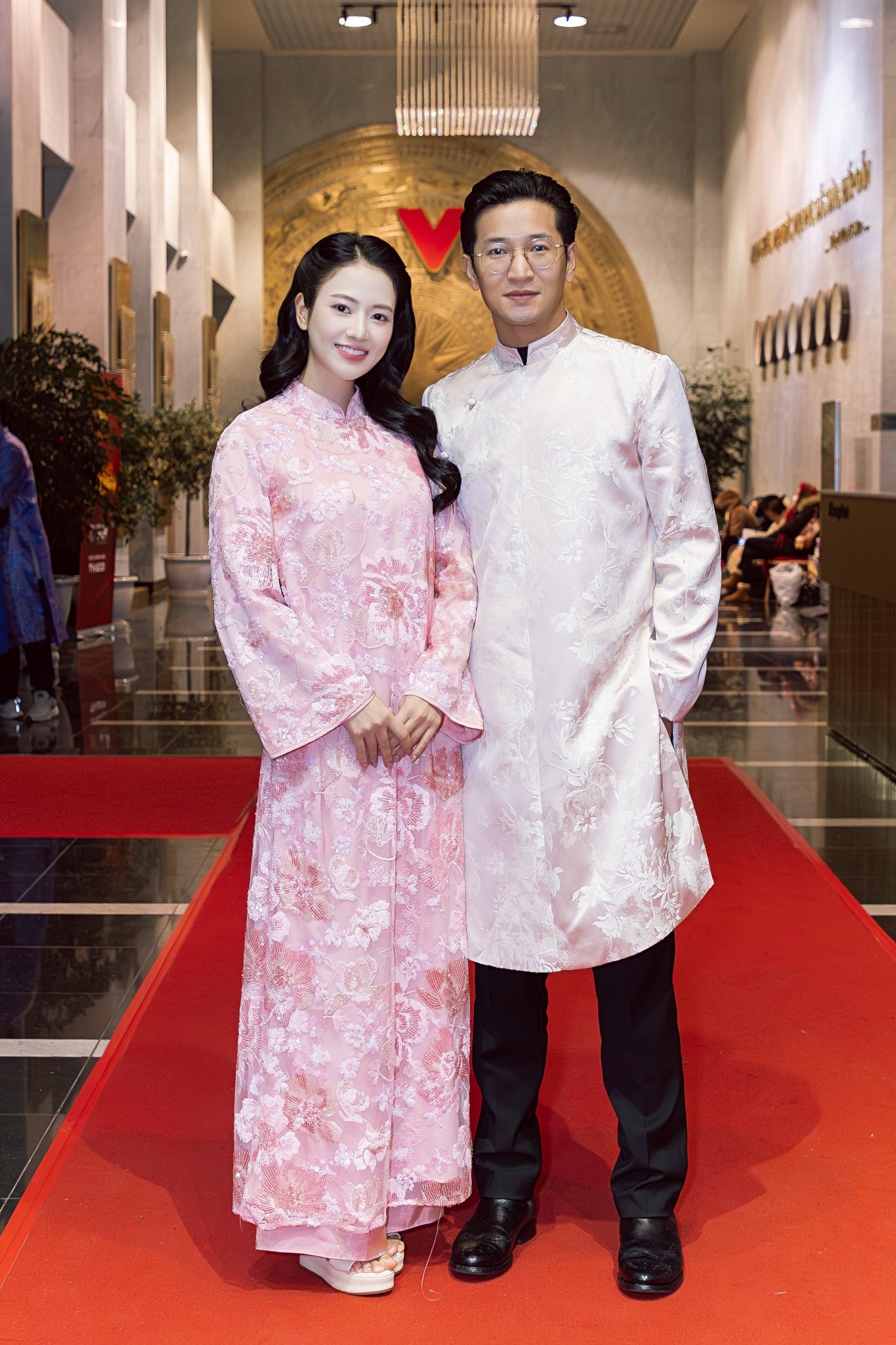 Cặp diễn viên Việt bí mật tổ chức đám hỏi, kè kè bên nhau không rời