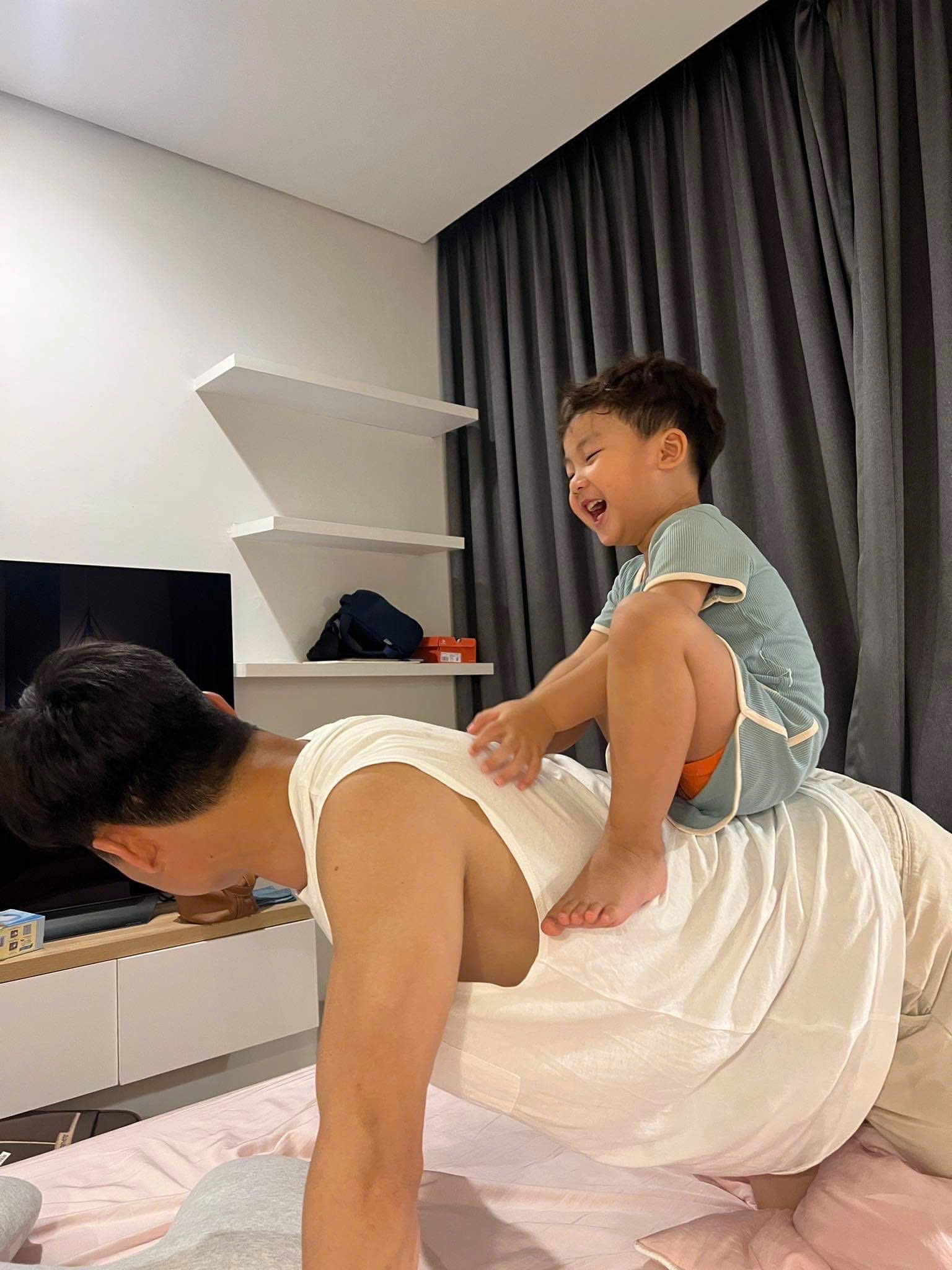 Qua hình ảnh được chia sẻ, có thể thấy Đại uý Thăng Văn Cương dành tình thương chân thành đến bé Bo - đây cũng là điều khiến Hoà Minzy an tâm khi chọn người đồng hành cũng mình