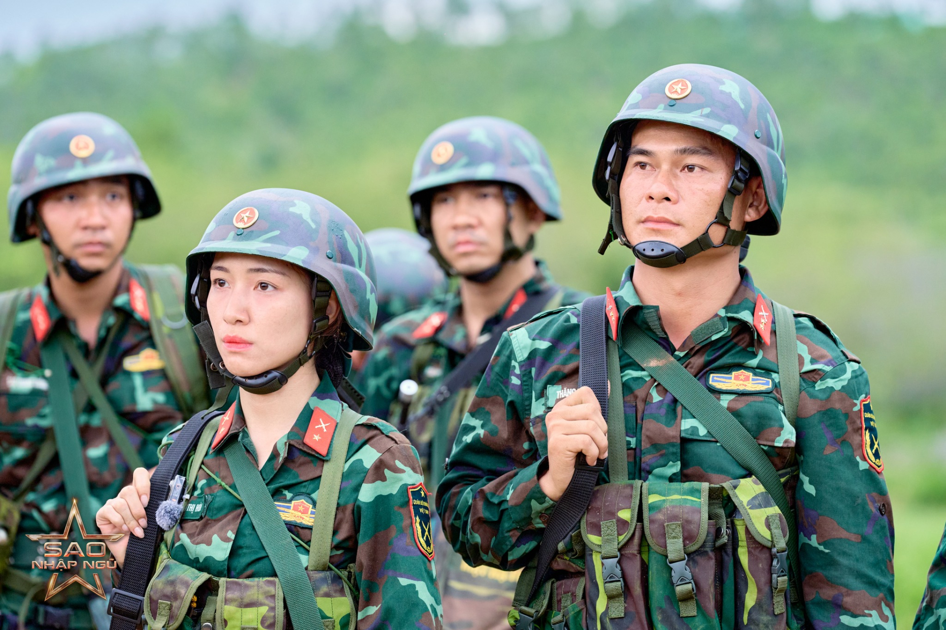 Những khoảnh khắc hậu trường ngọt ngào của Hoà Minzy và Đại uý Thăng Văn Cương được dân tình chia sẻ rầm rộ