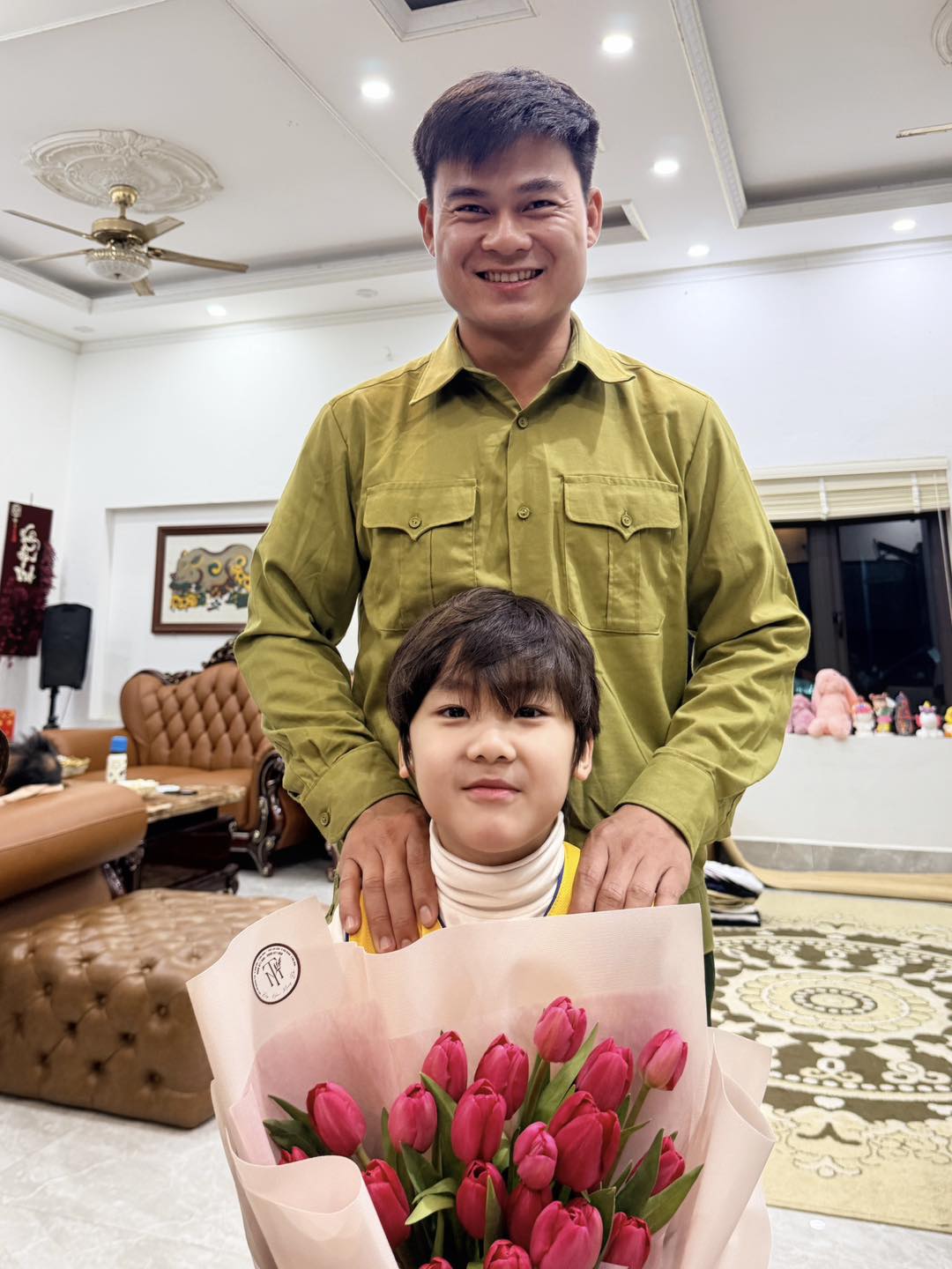 Đại uý Thăng Văn Cương và bé Bo chuẩn bị hoa tặng Hoà Minzy ngày 8/3