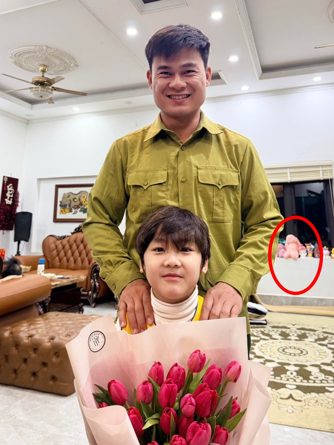 Trong bức ảnh mới, netizen cũng soi phía sau có nhiều gấu bông màu hồng 