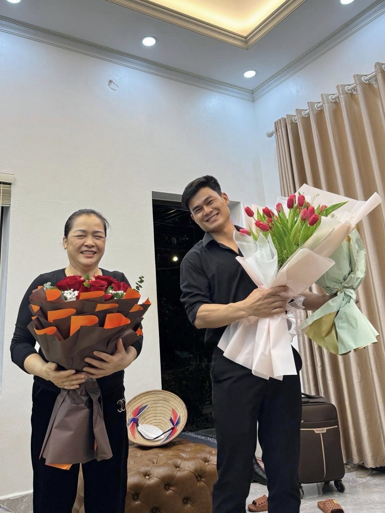 Chồng Hoà Minzy cũng rất yêu thương, trân trọng gia đình của cô 