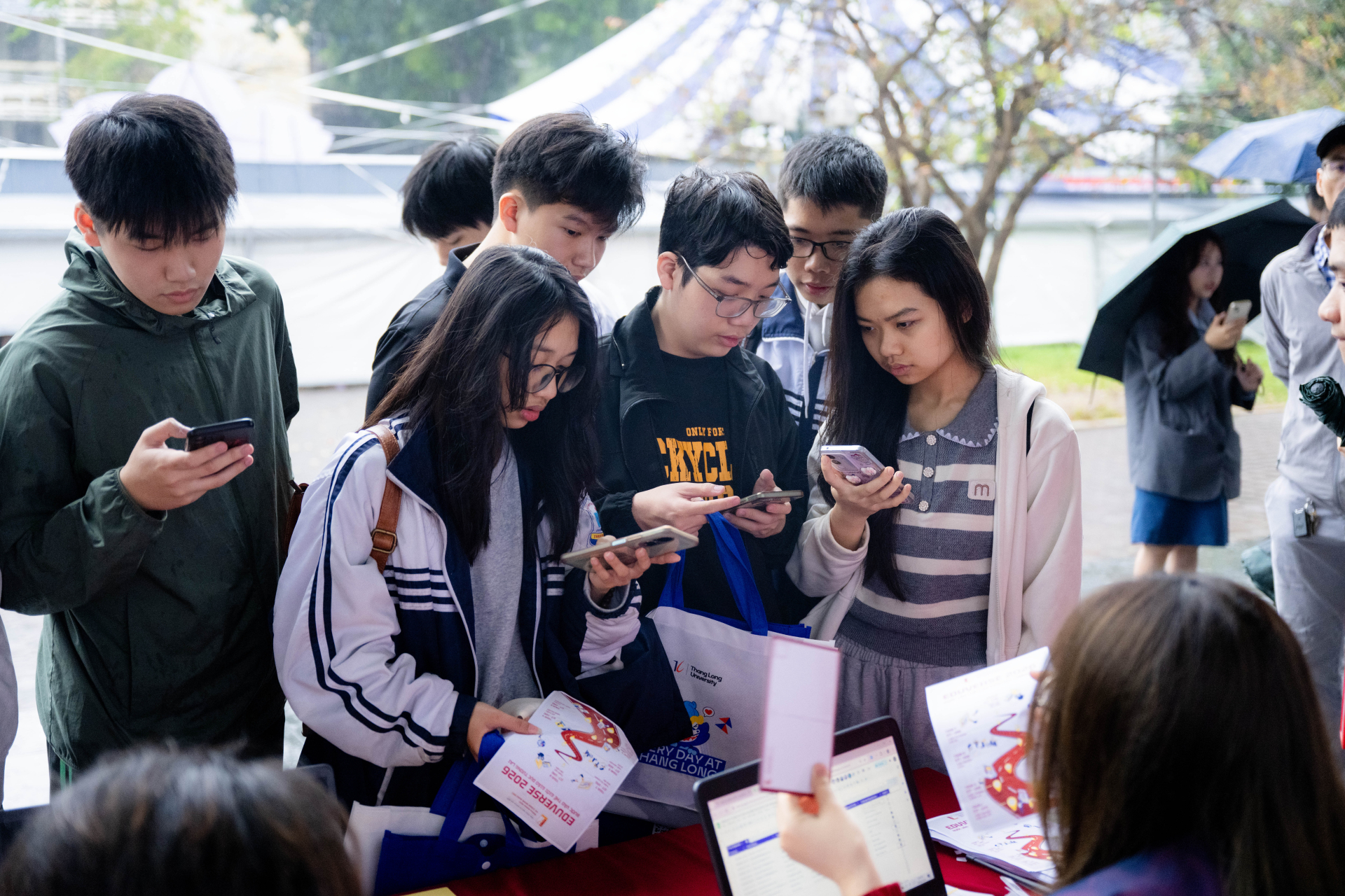 “Siêu Chủ nhật” tư vấn tuyển sinh 2026 tại Đại học Bách khoa Hà Nội: Hơn 320 gian trại, học sinh đội mưa đến tìm hiểu ngành học