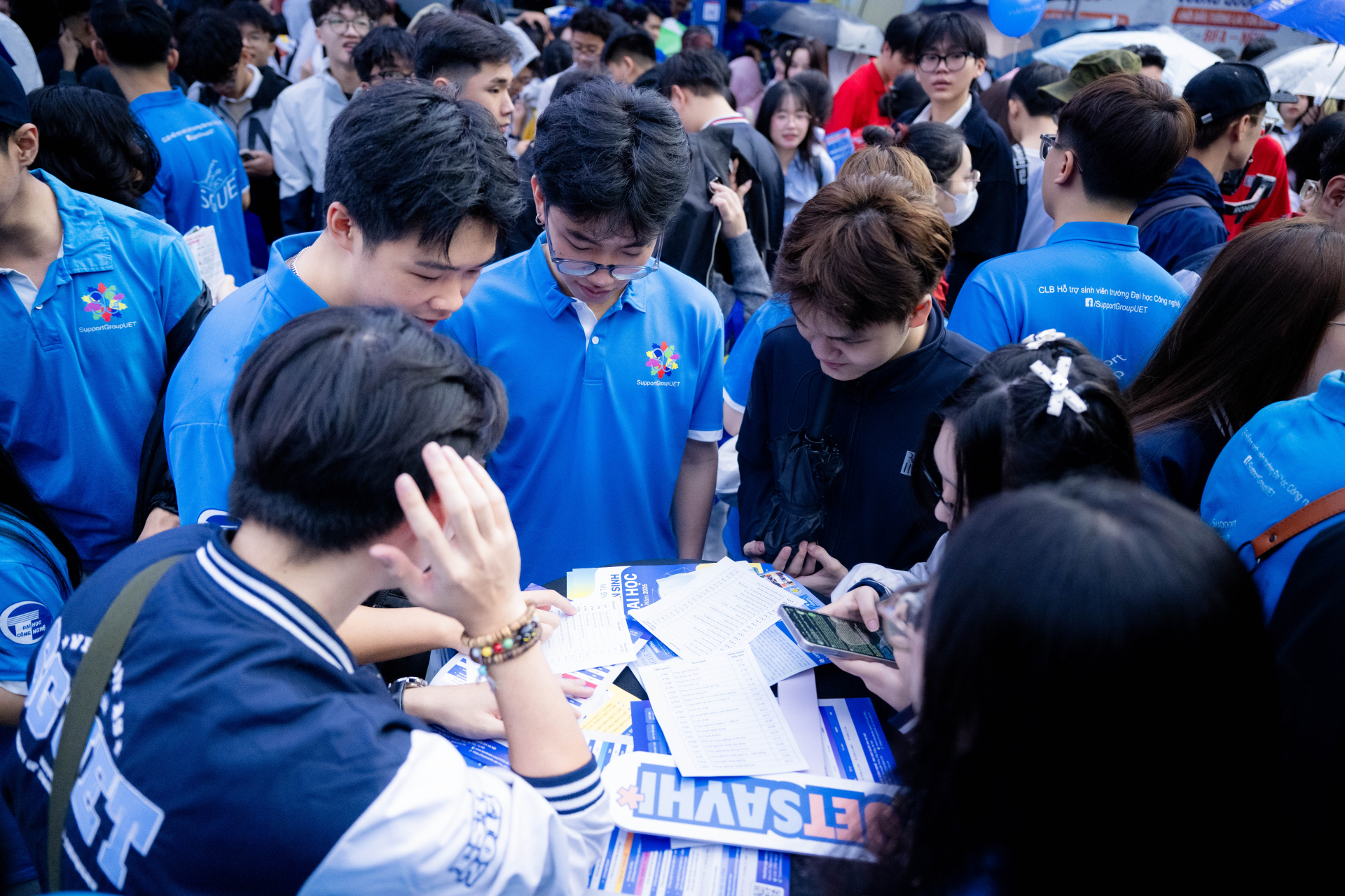 Không chỉ có các thầy cô, mà sinh viên các trường cũng trực tiếp tham gia giải đáp các thắc mắc cho người tham gia