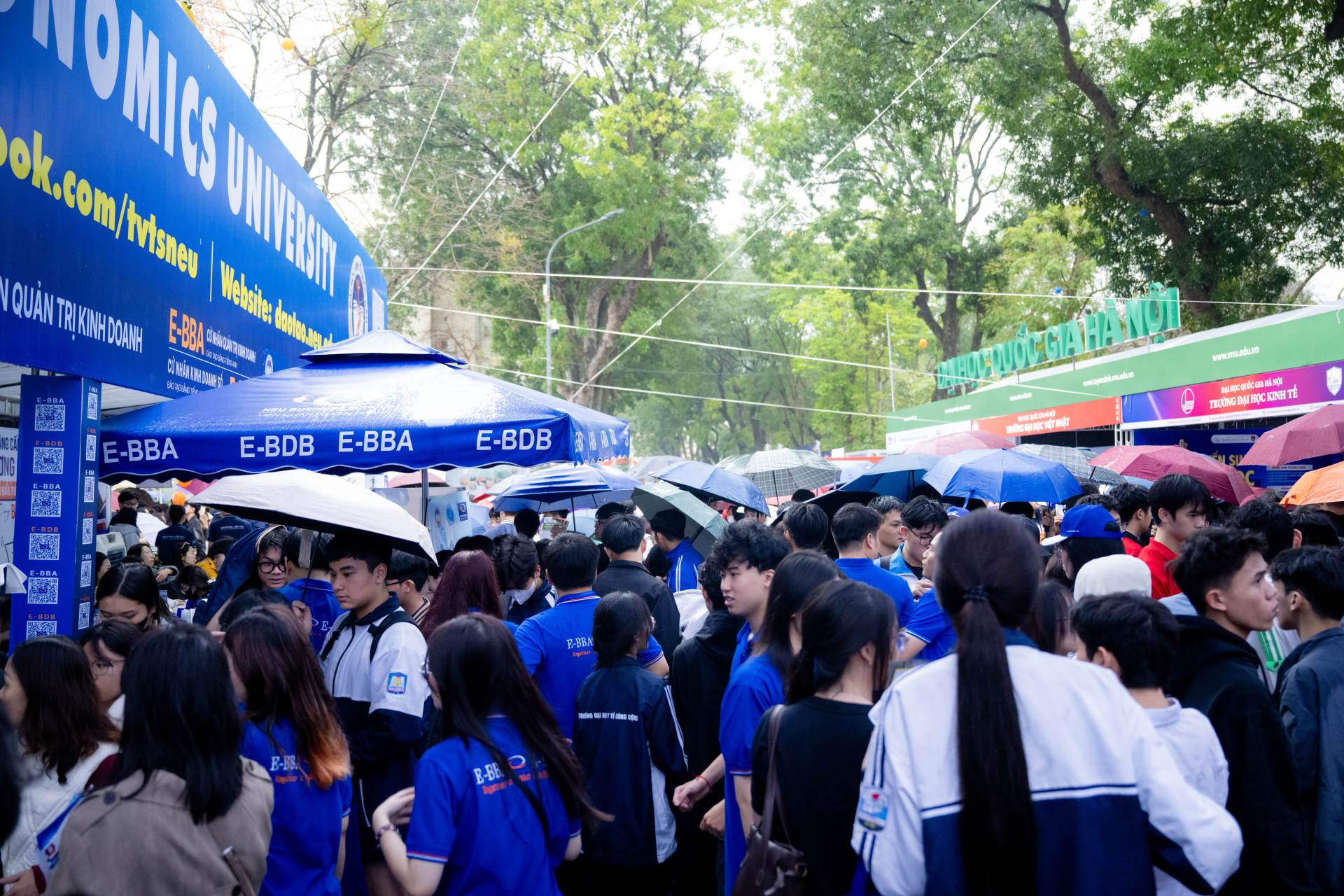 “Siêu Chủ nhật” tư vấn tuyển sinh 2026 tại Đại học Bách khoa Hà Nội: Hơn 320 gian trại, học sinh đội mưa đến tìm hiểu ngành học
