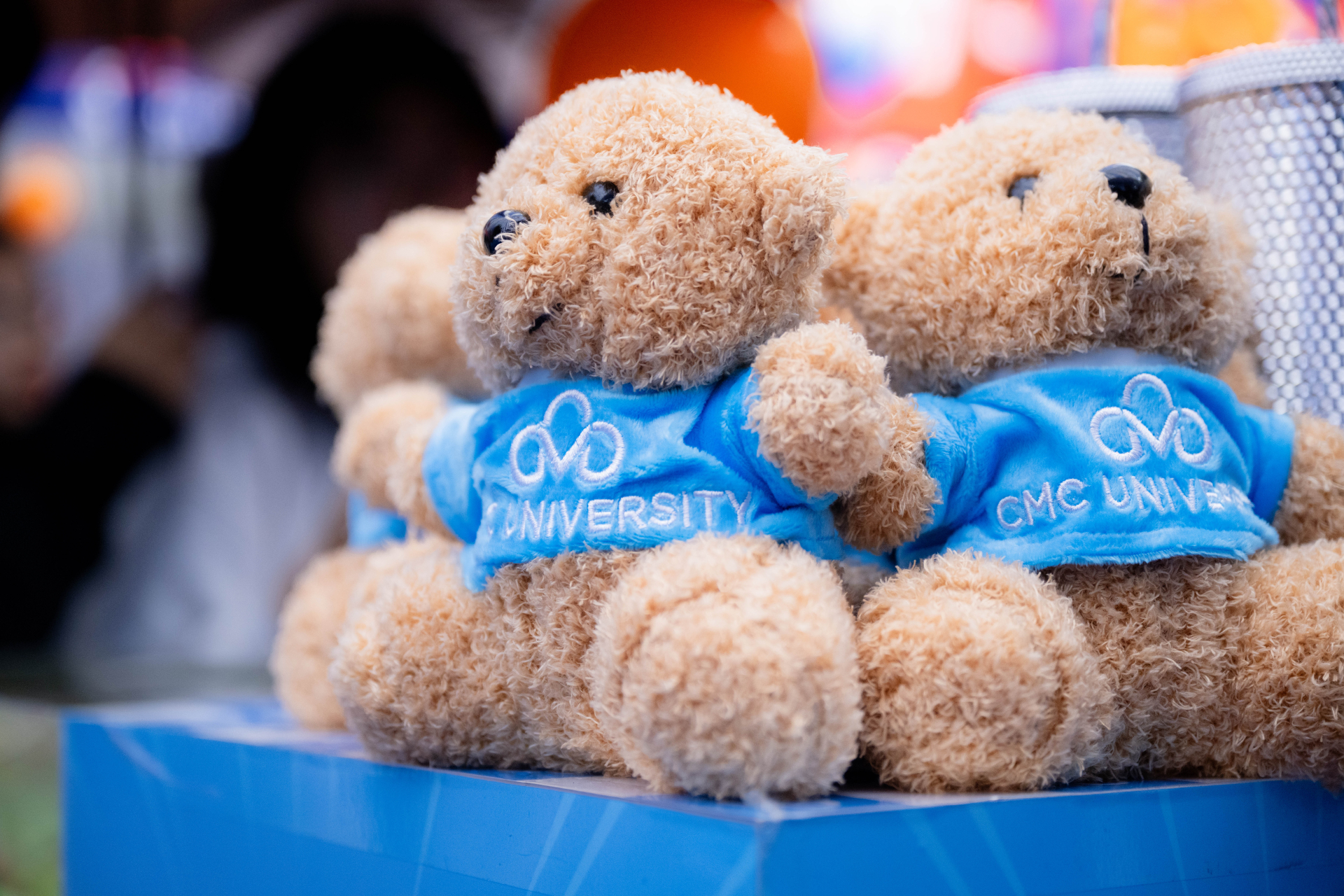 Bên cạnh hoạt động tư vấn, nhiều gian trại còn tổ chức các trò chơi kiến thức bằng cả tiếng Việt và tiếng Anh, tặng quà cho học sinh tham gia