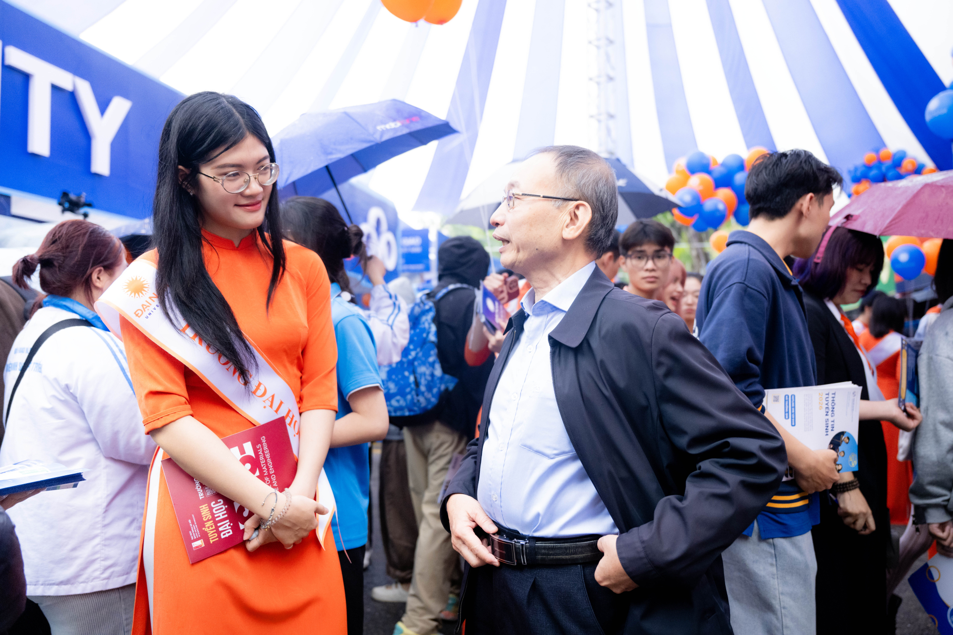 Sáng 08/3, nhiều phụ huynh và học sinh đã đổ về Đại học Bách khoa Hà Nội để tham dự Ngày hội tư vấn tuyển sinh - hướng nghiệp năm 2026 bất chấp thời tiết không thuận lợi