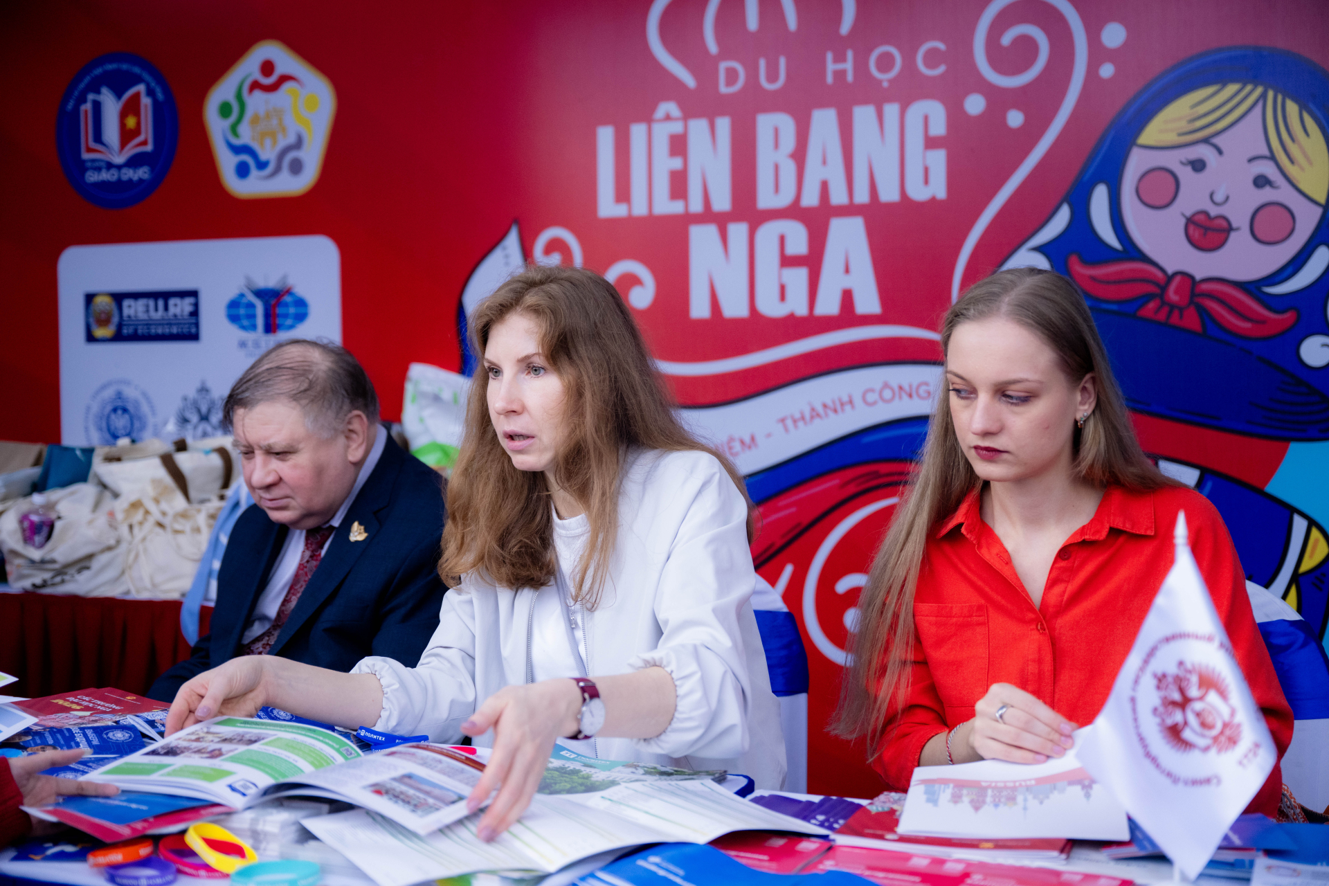 “Siêu Chủ nhật” tư vấn tuyển sinh 2026 tại Đại học Bách khoa Hà Nội: Hơn 320 gian trại, học sinh đội mưa đến tìm hiểu ngành học