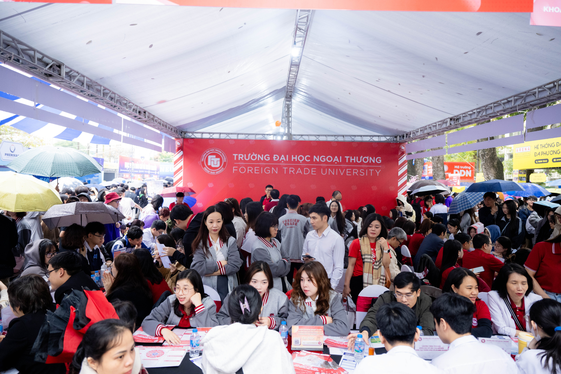 Một số gian của các trường như Đại học Quốc gia Hà Nội, Trường Đại học Ngoại thương ghi nhận lượng học sinh xếp hàng khá đông để nghe tư vấn