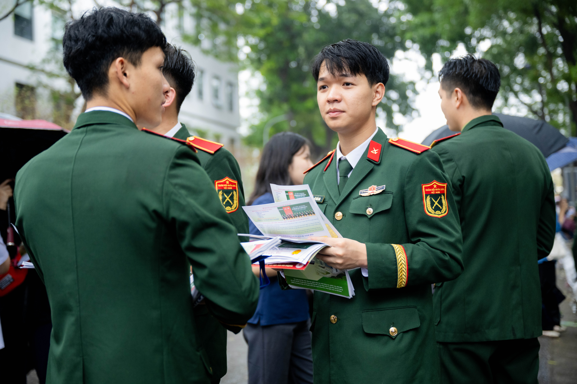 “Siêu Chủ nhật” tư vấn tuyển sinh 2026 tại Đại học Bách khoa Hà Nội: Hơn 320 gian trại, học sinh đội mưa đến tìm hiểu ngành học